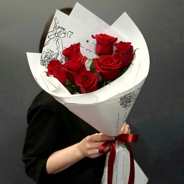 7 красных роз, артикул F1391109 - 4250 рублей, доставка по городу. Flawery - доставка цветов