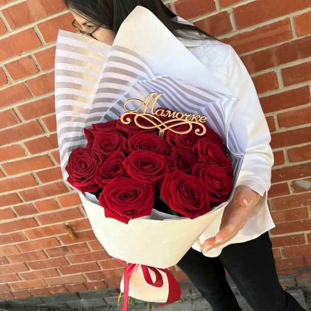 Букет красных роз, артикул F1155933 - 5550 рублей, доставка по городу. Flawery - доставка цветов