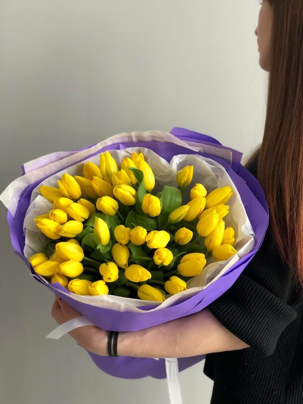 Шикарный букет тюльпанов, артикул F1391023 - 12090 рублей, доставка по городу. Flawery - доставка цветов