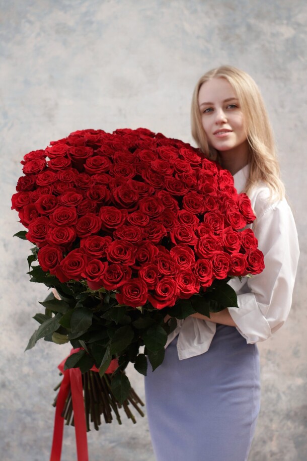 101 красная роза 70 см, артикул F1120898 - 35990 рублей, доставка по городу. Flawery - доставка цветов
