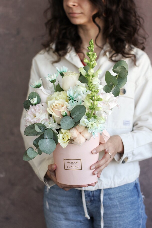 Цветы в коробке «мейзон флёр», артикул F1192333 - 2690 рублей, доставка по городу. Flawery - доставка цветов