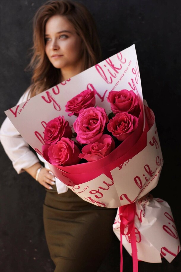 Букет для барби в белой упаковке, артикул F1283954 - 3490 рублей, доставка по городу. Flawery - доставка цветов