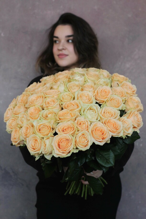 51 роза "пич аваланж" 70 см, артикул F1360940 - 13590 рублей, доставка по городу. Flawery - доставка цветов