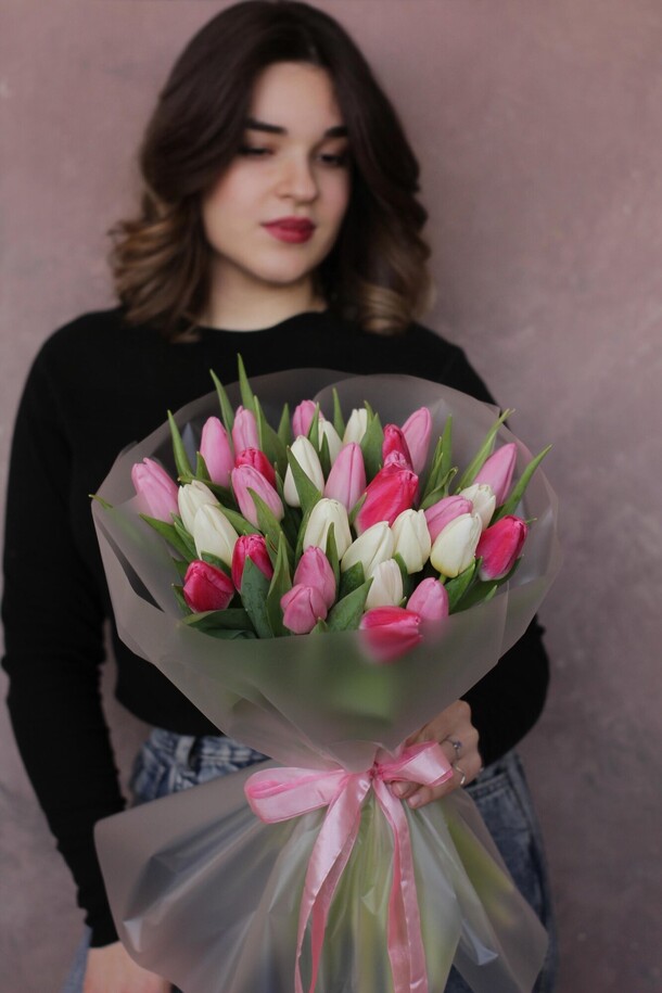 Розовый микс из 31 тюльпана, артикул F1371205 - 6490 рублей, доставка по городу. Flawery - доставка цветов