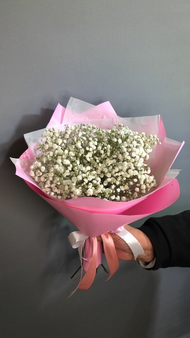 Букет-комплимент с белой гипсофилой, артикул F1225667 - 3860 рублей, доставка по городу. Flawery - доставка цветов