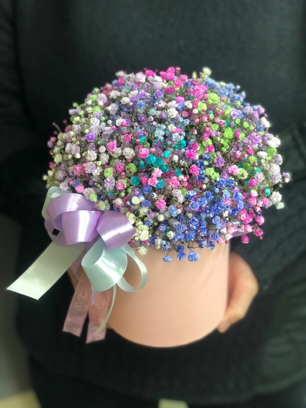 Коробка с радужной гипсофилой, артикул F1225863 - 4417 рублей, доставка по городу. Flawery - доставка цветов