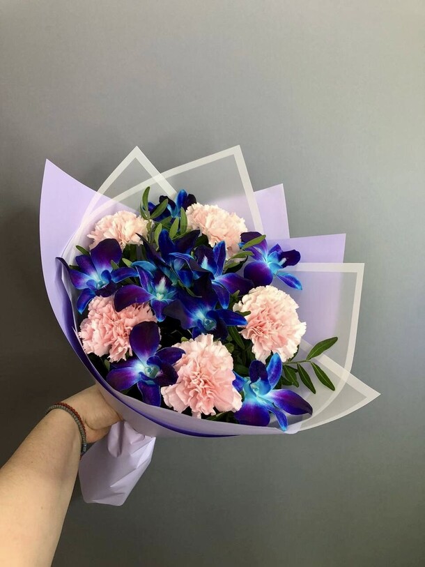 Букет с гвоздиками и дендробиумом, артикул F1263840 - 4460 рублей, доставка по городу. Flawery - доставка цветов