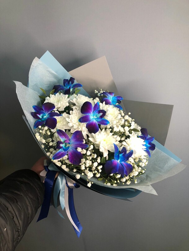 Букет с орхидеями дендробиум и хризантемами, артикул F1270567 - 4740 рублей, доставка по городу. Flawery - доставка цветов