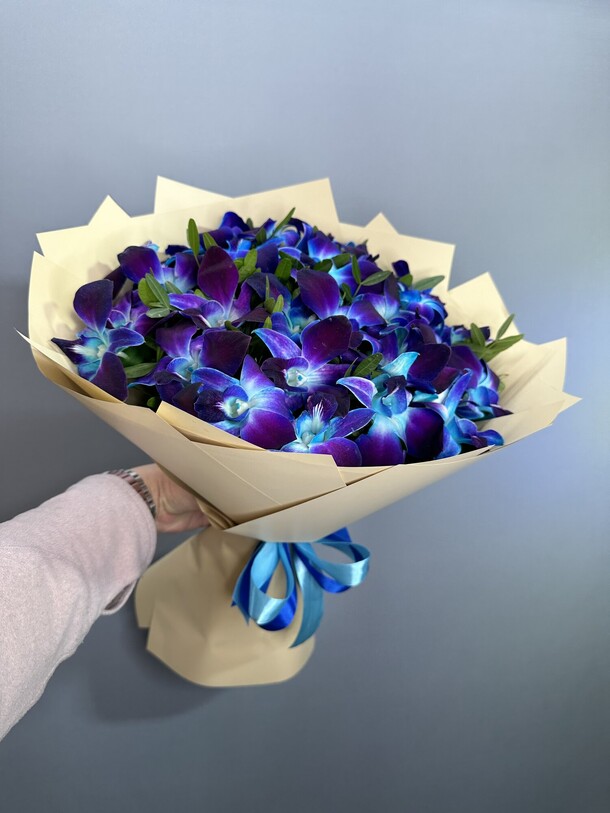 Букет с космическими цветами орхидеями дендробиум, артикул F1304580 - 8410 рублей, доставка по городу. Flawery - доставка цветов