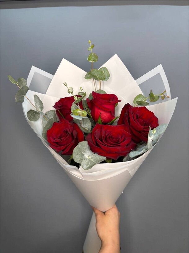 Букет красных роз с эвкалиптом, артикул F1421786 - 3850 рублей, доставка по городу. Flawery - доставка цветов