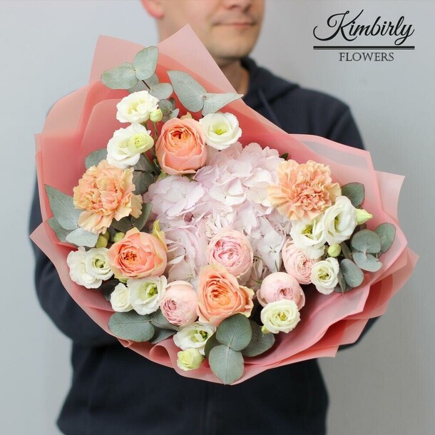 Авторский нежный букет с пионовидными розами гравити, мэнсфилд и гортензией. Букет 114 kimbirly flowers, артикул F1138030 - 6990 рублей, доставка по городу. Flawery - доставка цветов