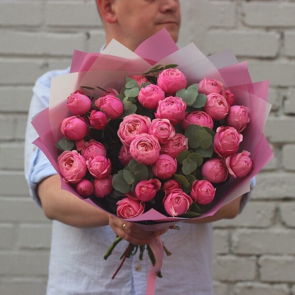 7 кустовых пионовидных роз сильва пинк с эвкалиптом. Букет 251 kimbirly flowers, артикул F1156473 - 5990 рублей, доставка по городу. Flawery - доставка цветов