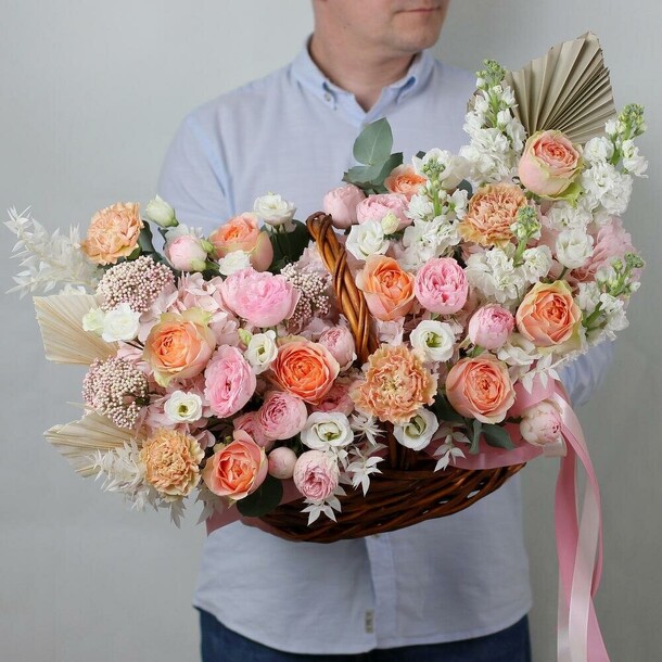 Авторская корзина с цветами, пионовидные кустовые розы мэнсфилд парк, розы гравити. Букет 284 kimbirly flowers, артикул F1166271 - 19500 рублей, доставка по городу. Flawery - доставка цветов