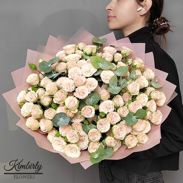 21 кремовая кустовая роза рослин с эвкалиптом, артикул F1342122 - 7900 рублей, доставка по городу. Flawery - доставка цветов