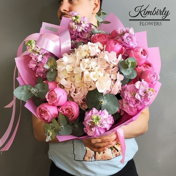 Розовый букет живых цветов из пионовидных роз и ароматной маттиолы, артикул F1378114 - 6490 рублей, доставка по городу. Flawery - доставка цветов