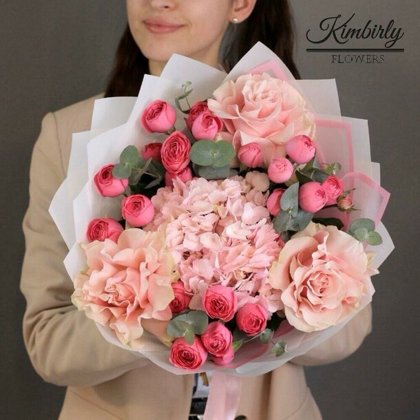 Нежный букет из французских роз с гортензией и кустовыми пионовидными розами, артикул F1378122 - 6490 рублей, доставка по городу. Flawery - доставка цветов