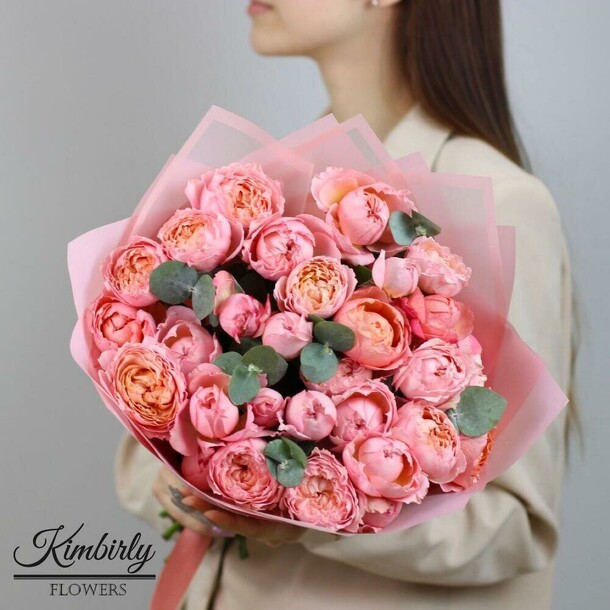 7 кустовых пионовидных роз джульетта с эвкалиптом. Букет 225 kimbirly flowers, артикул F99489 - 5990 рублей, доставка по городу. Flawery - доставка цветов
