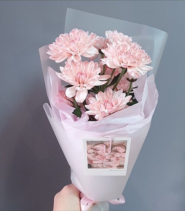 Букет-комплимент из роз хризантемы к 8 марта, артикул F1365979 - 992 рублей, доставка по городу. Flawery - доставка цветов