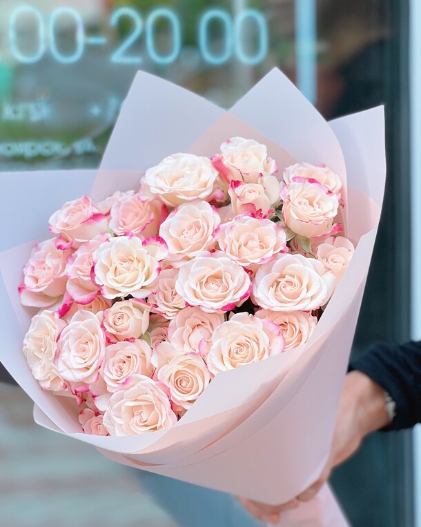 Букет из 7 кустовых роз сорта рефлекс, артикул F1448479 - 2700 рублей, доставка по городу. Flawery - доставка цветов