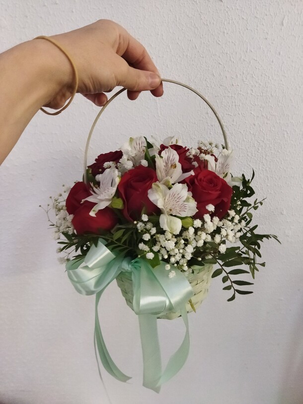 Корзина с цветами, артикул F1115851 - 2900 рублей, доставка по городу. Flawery - доставка цветов