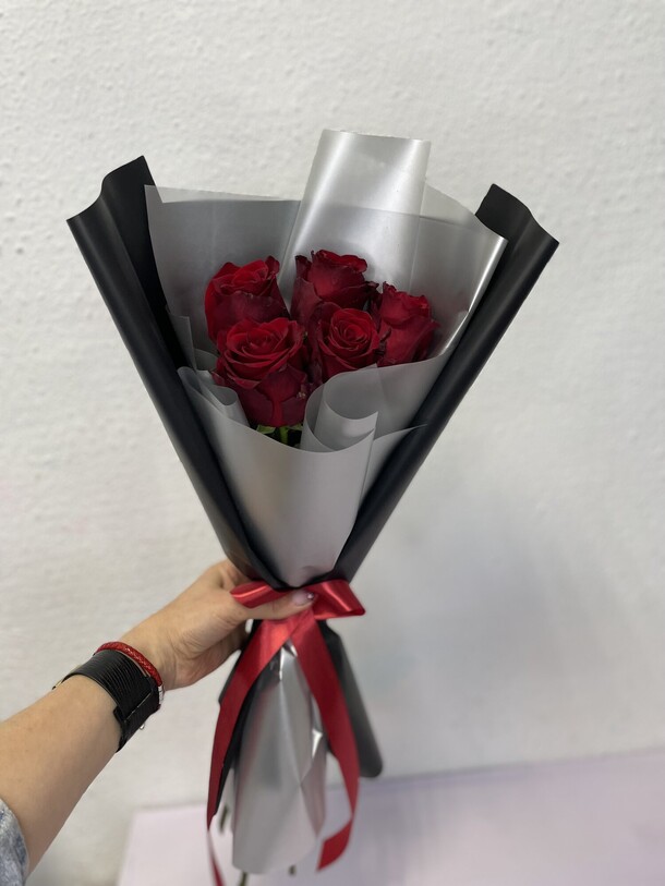 Пять роз, артикул F1286991 - 1990 рублей, доставка по городу. Flawery - доставка цветов