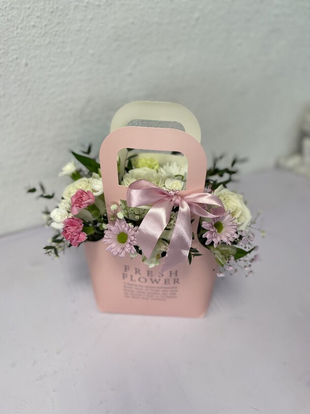 Сумка с цветами, артикул F1287688 - 2000 рублей, доставка по городу. Flawery - доставка цветов