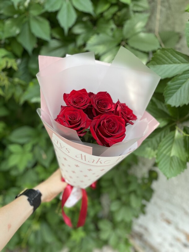 Пять красных роз, артикул F1292923 - 1890 рублей, доставка по городу. Flawery - доставка цветов