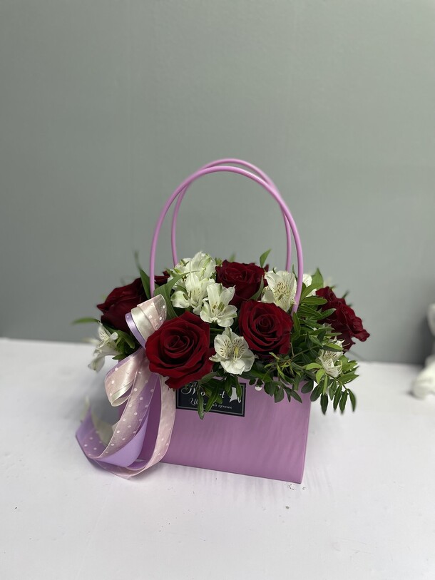 Розы в сумке, артикул F1309149 - 3500 рублей, доставка по городу. Flawery - доставка цветов