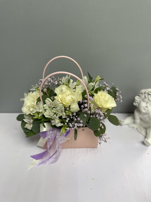 Розы в сумке, артикул F1316542 - 2400 рублей, доставка по городу. Flawery - доставка цветов