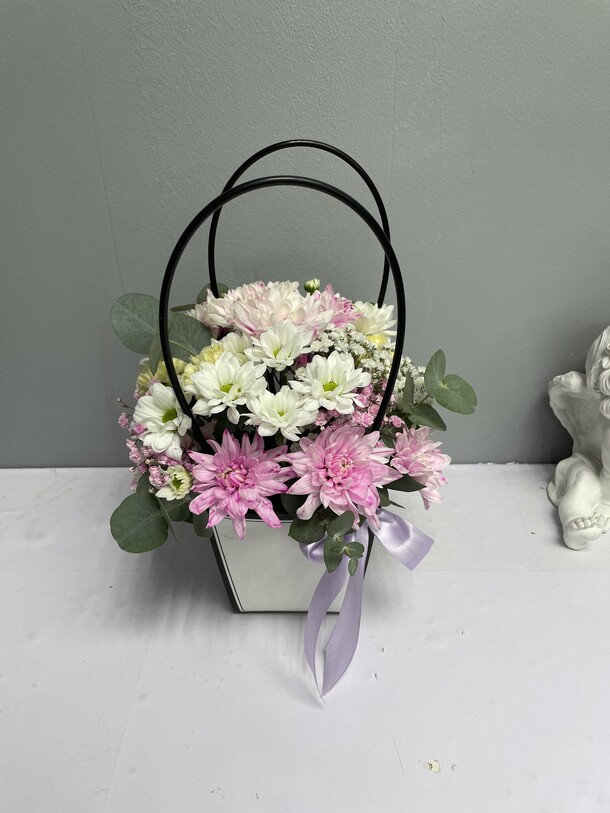 Сумка из хризантем, артикул F1318430 - 1880 рублей, доставка по городу. Flawery - доставка цветов