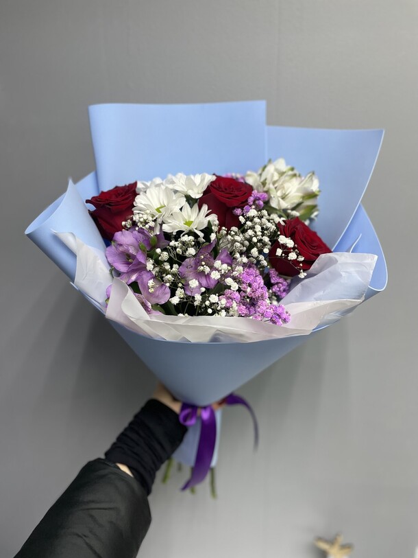 Цветочный комплимент, артикул F1321905 - 2400 рублей, доставка по городу. Flawery - доставка цветов