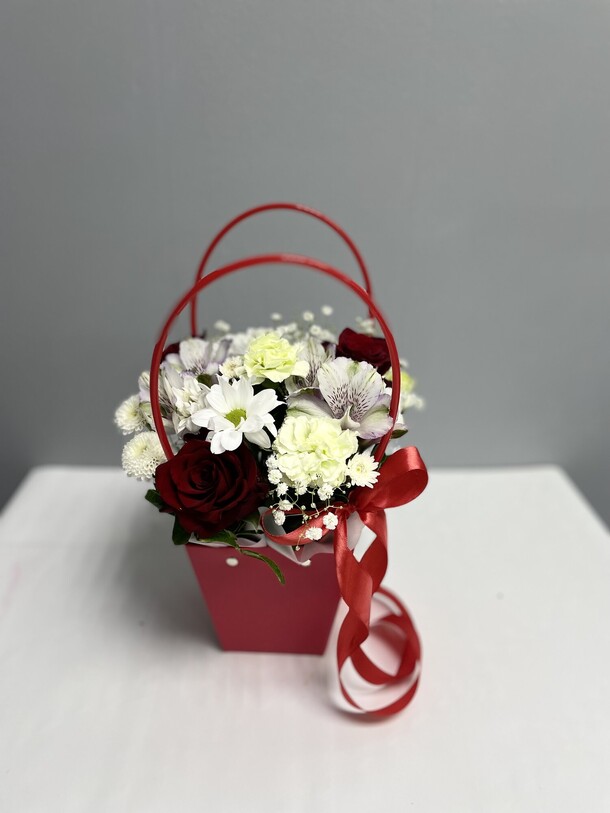 Сумка с цветами, артикул F1327067 - 1590 рублей, доставка по городу. Flawery - доставка цветов