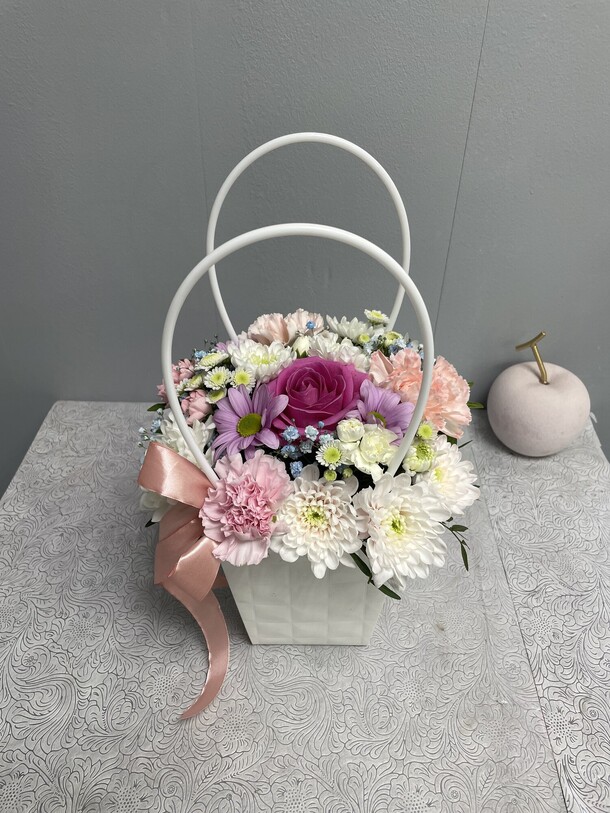 Сумка с цветами, артикул F1337461 - 1880 рублей, доставка по городу. Flawery - доставка цветов