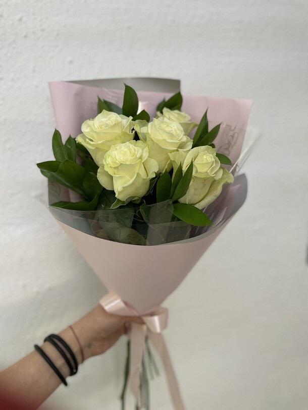 Белые розы, артикул F1339767 - 2400 рублей, доставка по городу. Flawery - доставка цветов