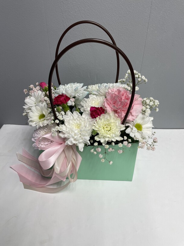 Цветы в сумке, артикул F1341297 - 1990 рублей, доставка по городу. Flawery - доставка цветов