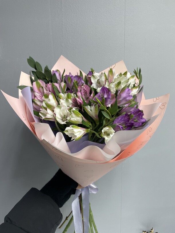 Букет из альстромерий, эвкалипта, артикул F1344233 - 2701 рублей, доставка по городу. Flawery - доставка цветов