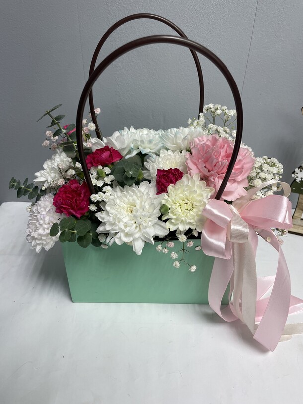 Сумка с цветами, артикул F1346536 - 2500 рублей, доставка по городу. Flawery - доставка цветов