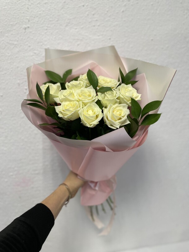 Белые розы, артикул F1375626 - 3200 рублей, доставка по городу. Flawery - доставка цветов