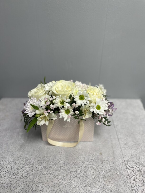 Сумка с цветами, артикул F1397282 - 1670 рублей, доставка по городу. Flawery - доставка цветов