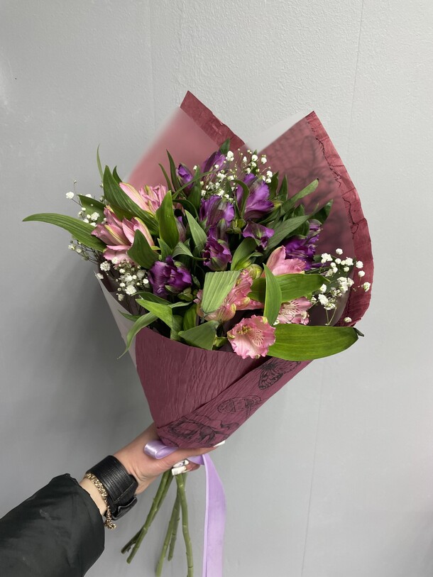 Букет из альстромений и гипсофилы, артикул F1401859 - 2200 рублей, доставка по городу. Flawery - доставка цветов