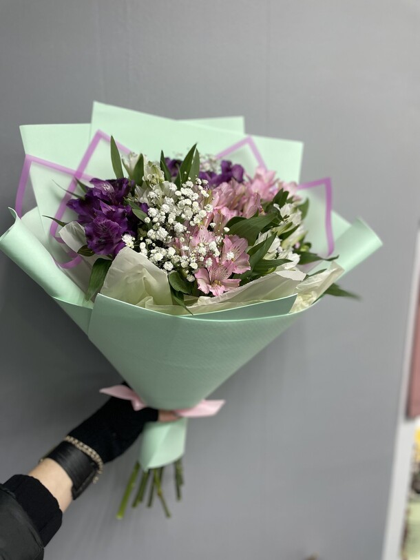 Букет из альстромерий и гипсофилы, артикул F1405615 - 2500 рублей, доставка по городу. Flawery - доставка цветов