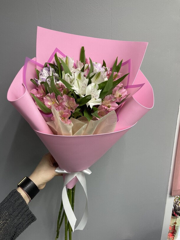 Букет из семи альстромерий, артикул F1411489 - 2640 рублей, доставка по городу. Flawery - доставка цветов