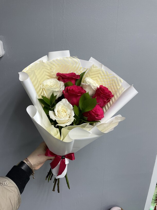 Букет из 7 роз, артикул F1412182 - 2750 рублей, доставка по городу. Flawery - доставка цветов