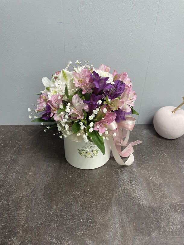 Альстромерии в коробке, артикул F1412187 - 2640 рублей, доставка по городу. Flawery - доставка цветов