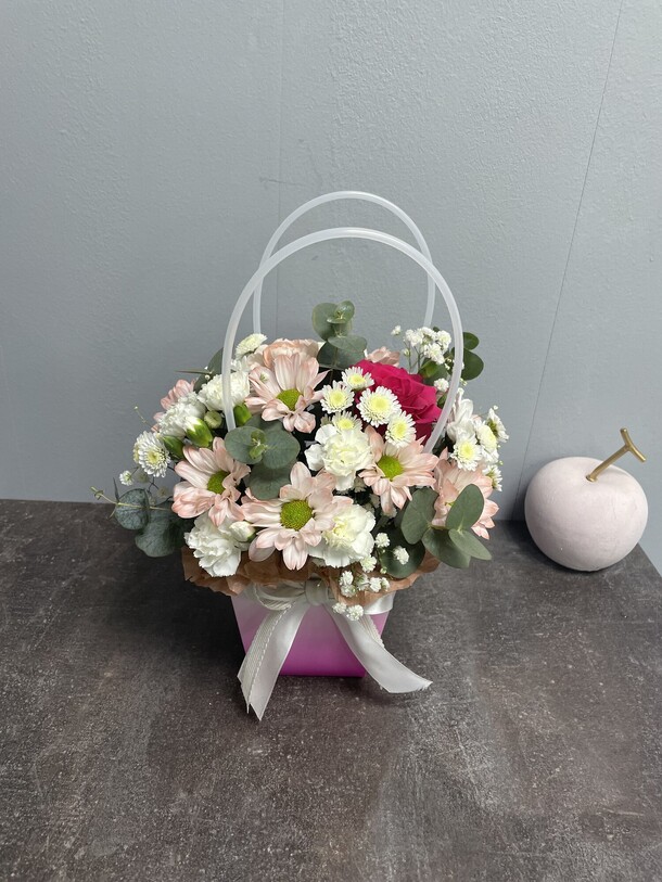 Сумка с цветами яркая весна, артикул F1414392 - 2500 рублей, доставка по городу. Flawery - доставка цветов