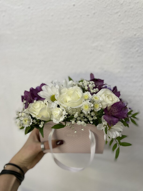 Сумка с цветами, артикул F1423210 - 1601 рублей, доставка по городу. Flawery - доставка цветов