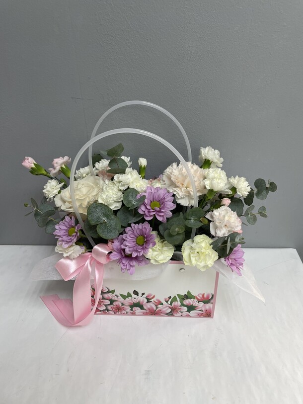 Нотки нежности в сумке, артикул F1424101 - 2750 рублей, доставка по городу. Flawery - доставка цветов