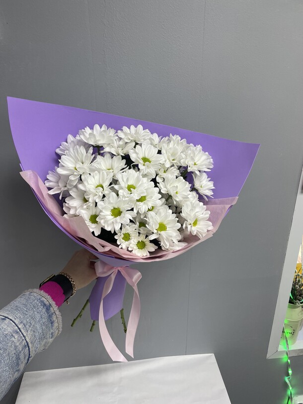 Букет из белых хризантем ромашек, артикул F1426706 - 2500 рублей, доставка по городу. Flawery - доставка цветов