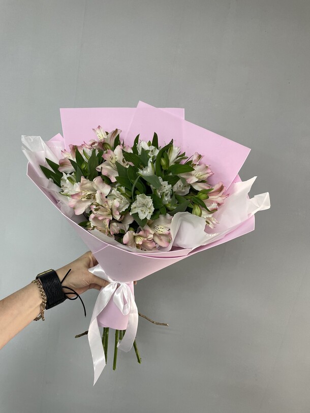 Букет из 7 альстромерий, артикул F1431937 - 2200 рублей, доставка по городу. Flawery - доставка цветов