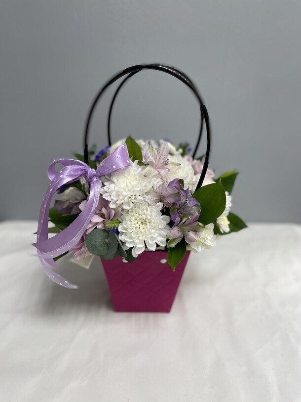 Букет в сумке пурпур, артикул F1432601 - 1500 рублей, доставка по городу. Flawery - доставка цветов
